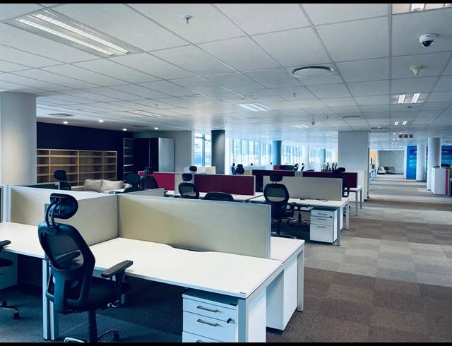 2,940M² OFFICE TO LET IN WATERFALL